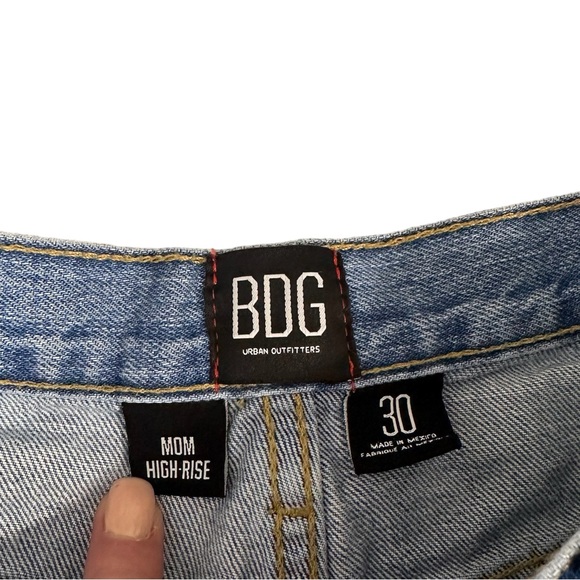 Urban Outfitters High-Rise Mom Jean Shorts - Size 30 - Picture 6 of 10